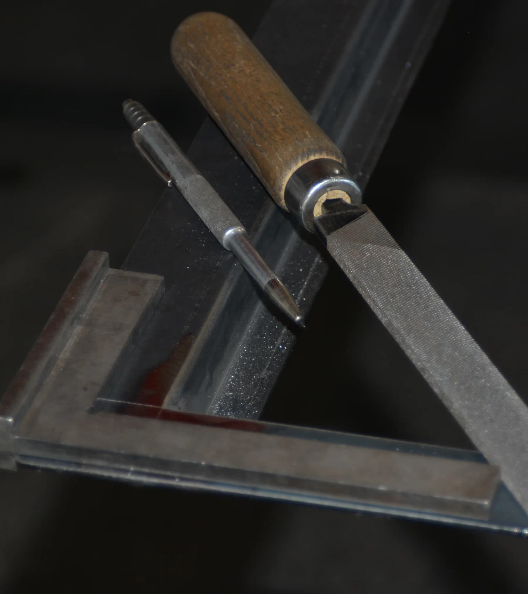 Outils de métallier posés sur une pièce métallique à l'atelier