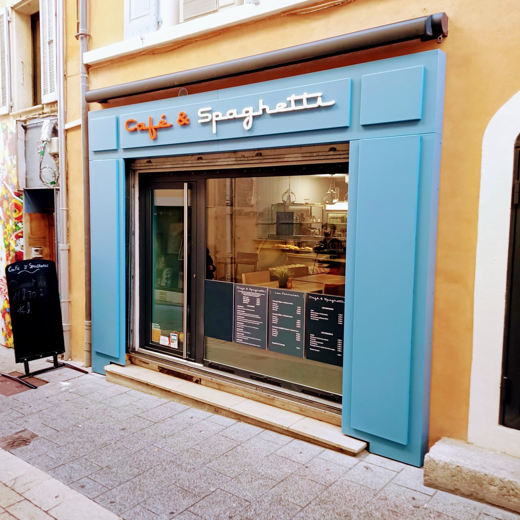 Devanture de magasin réalisée en métallerie sur mesure
