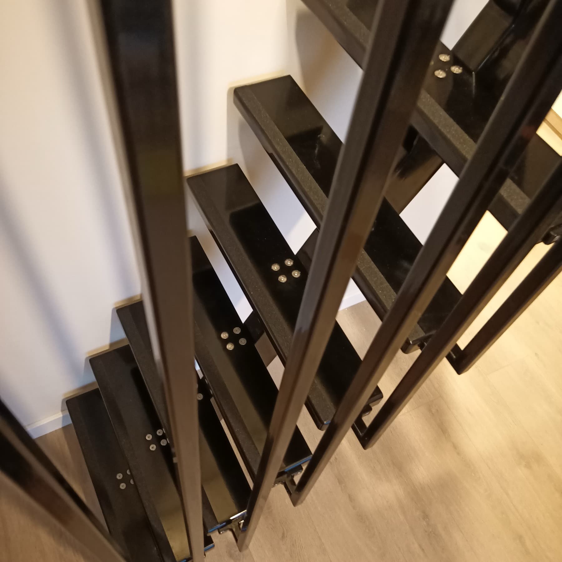 Escalier métallique sur mesure fabriqué par l'atelier Di Malta près de Gap