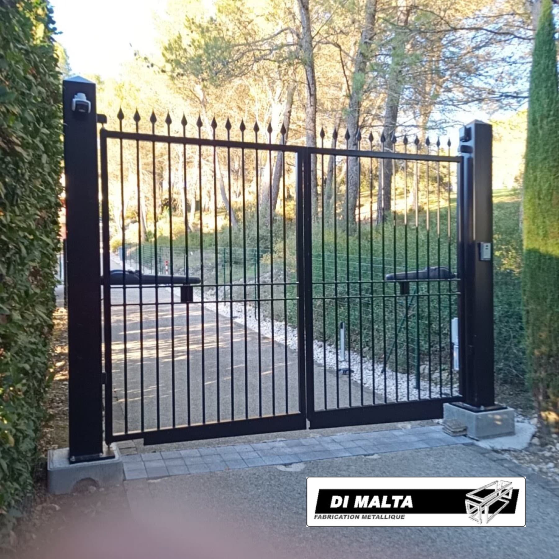 Portail métallique sur mesure motorisé fabriqué à Pelleautier